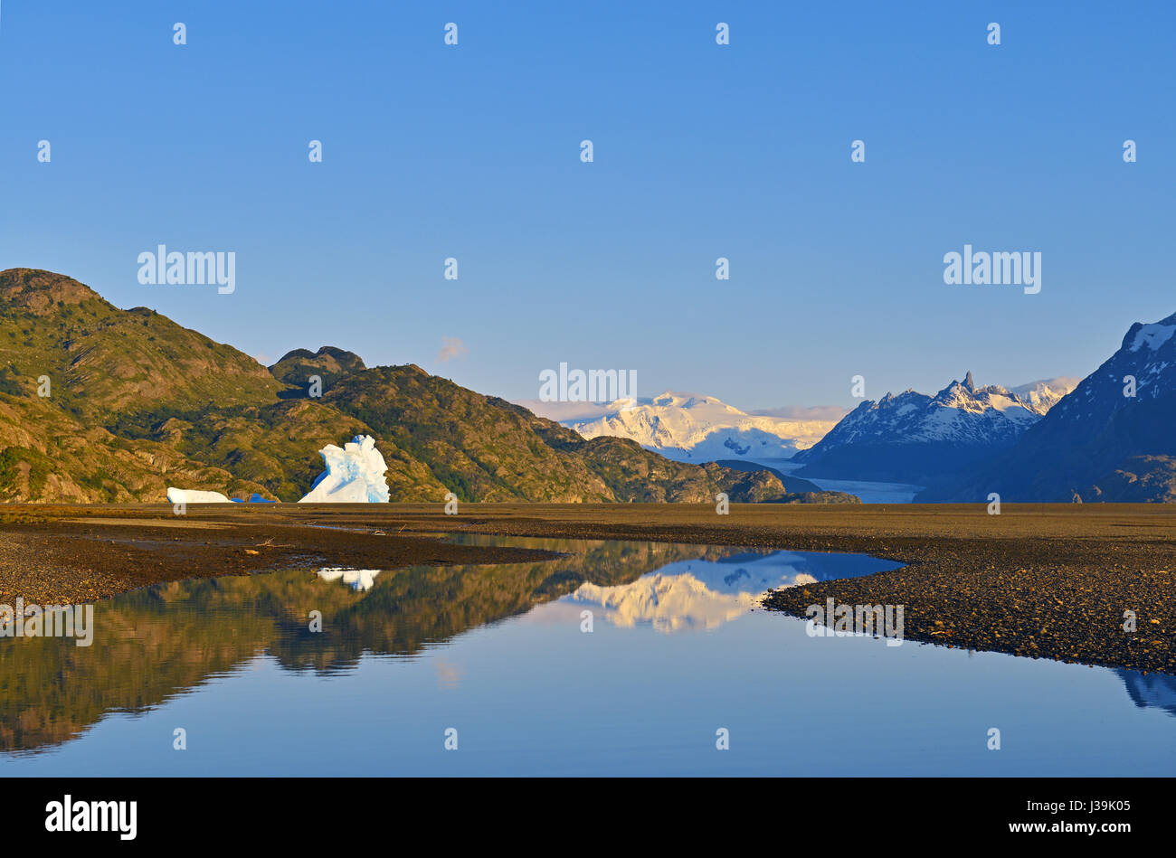 L'intérieur du paysage parc national Torres del Paine le long d'une rivière de la connexion au lac gris avec une vue sur un 18m de haut iceberg, Patagonie, Chili. Banque D'Images