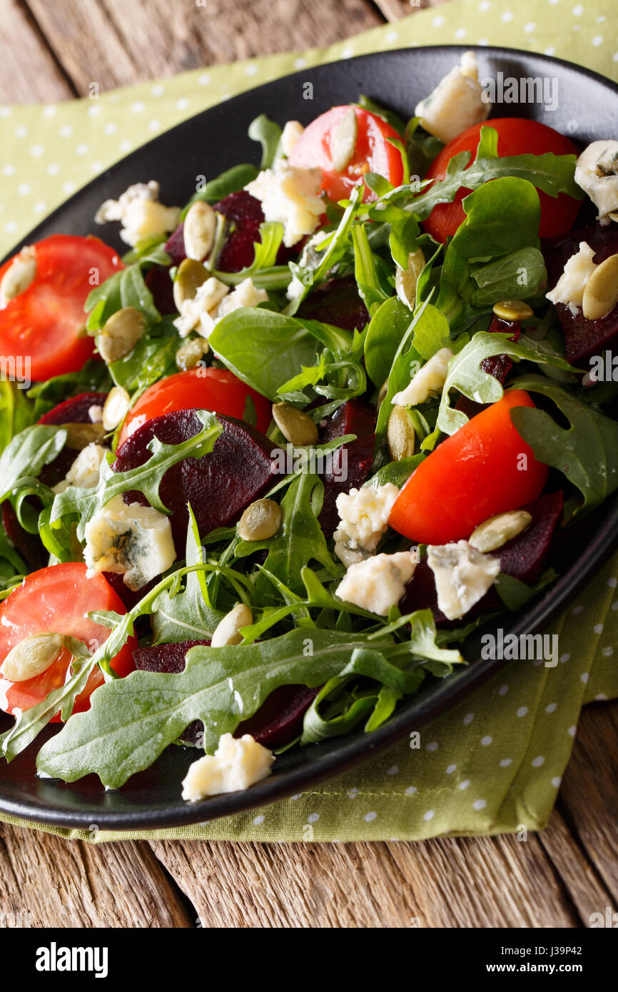 Betteraves à salade, roquette, tomates, fromage de Roquefort et graines de citrouille sur une plaque verticale. Banque D'Images