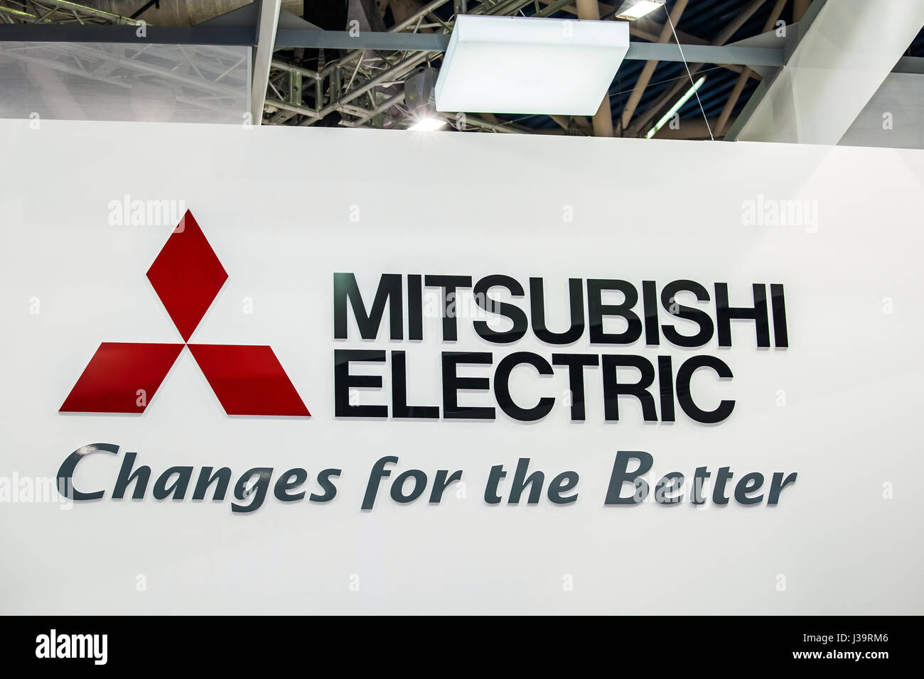 Mitsubishi Electric company logo sur le mur. Groupe Mitsubishi d'entreprises multinationales japonaises dans une variété d'industries Banque D'Images