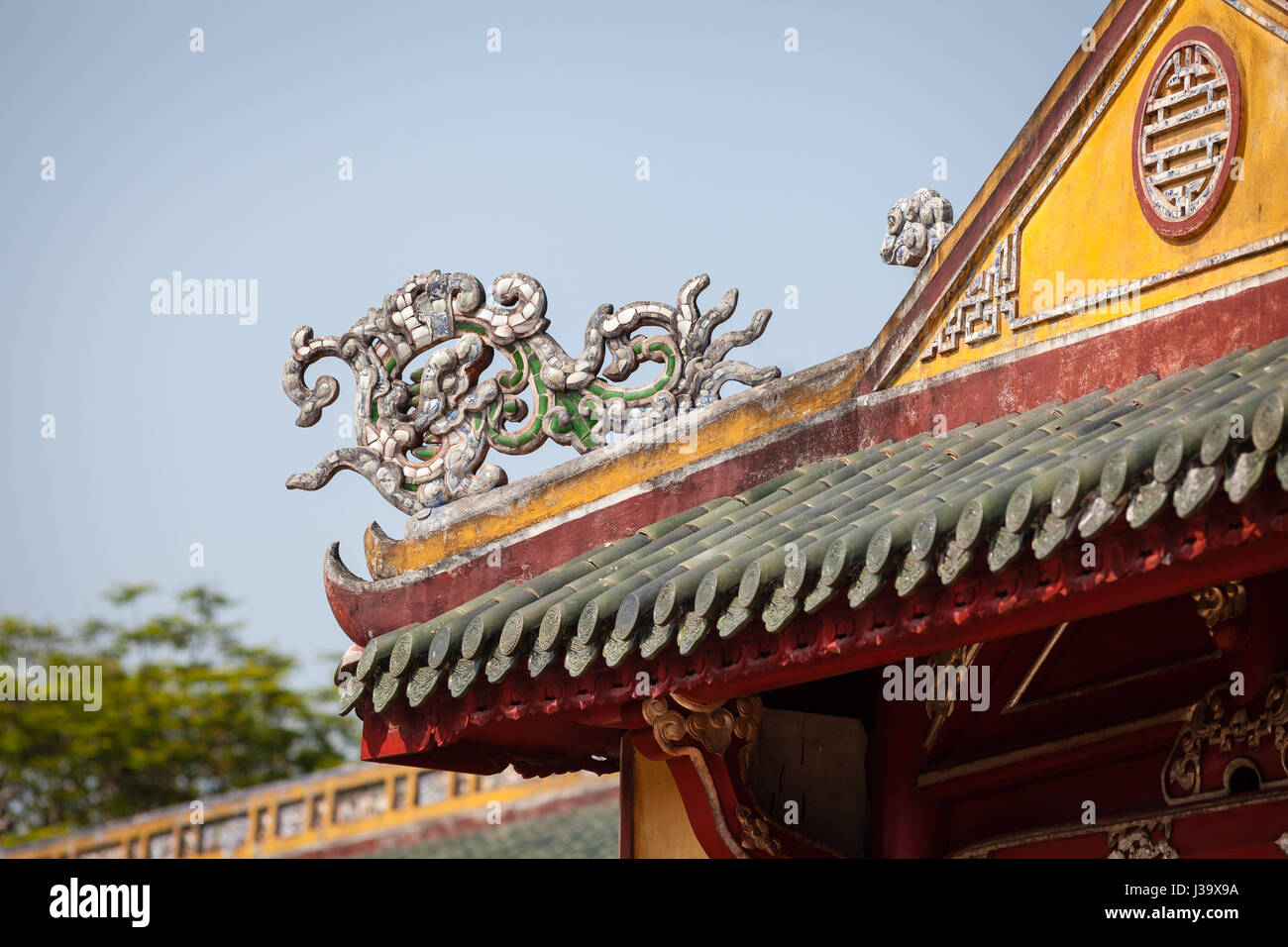 Toit décoratif se termine, ville impériale (Imperial Citadel), Hue, Vietnam Imperial Palace, Hue, Vietnam Banque D'Images