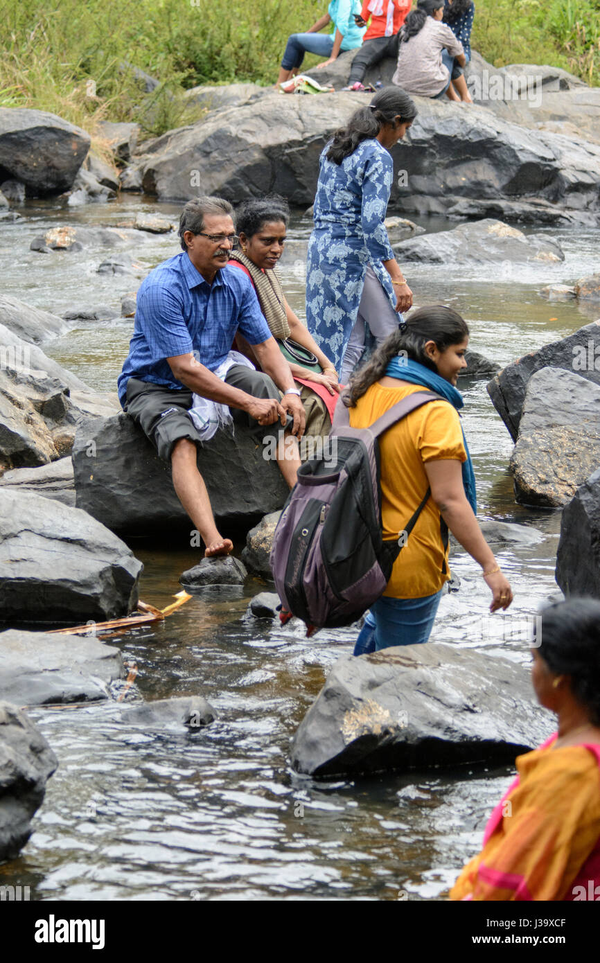 Les personnes jouant dans la rivière pour célébrer la Journée de la République de l'Inde à Kuruva Dweep (Kuruva Island), le district de Wayanad, Kerala, Inde du Sud, en Asie du Sud Banque D'Images