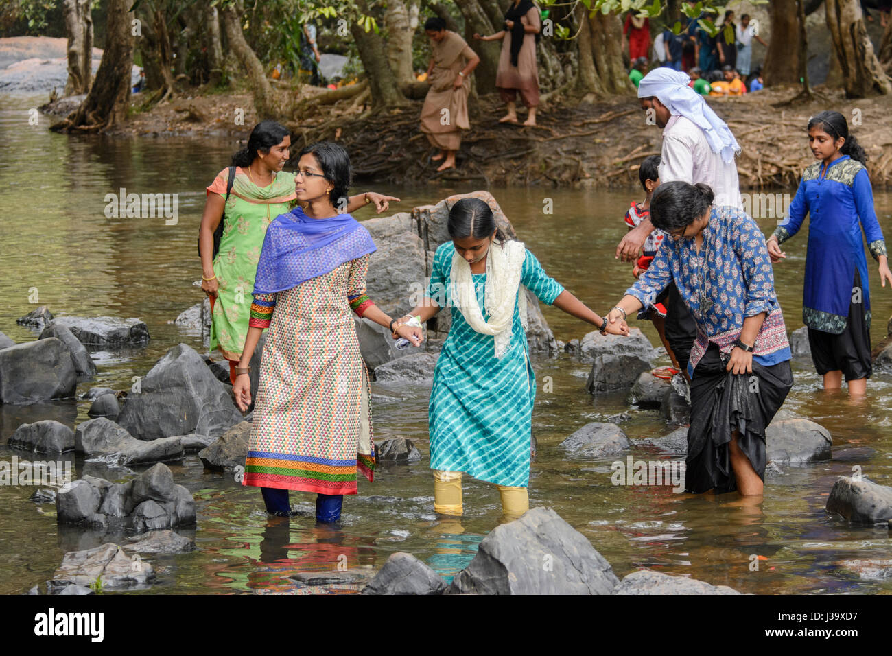 Les personnes jouant dans la rivière pour célébrer la Journée de la République de l'Inde à Kuruva Dweep (Kuruva Island), le district de Wayanad, Kerala, Inde du Sud, en Asie du Sud Banque D'Images