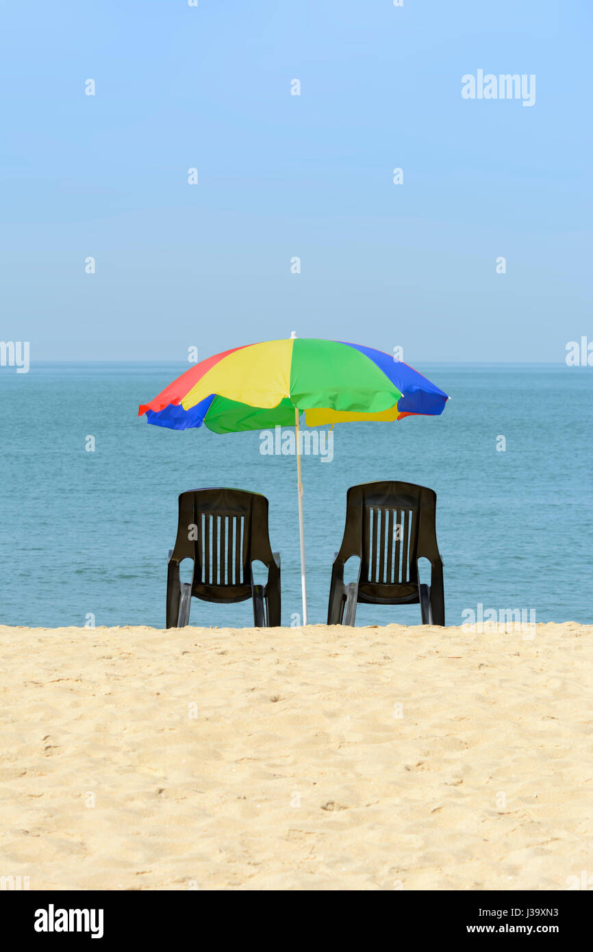 Deux chaises de plage et un parasol sur sun Marari Beach, Mararikulam, Alleppey (Alappuzha District), Kerala, Inde du Sud, en Asie du Sud Banque D'Images