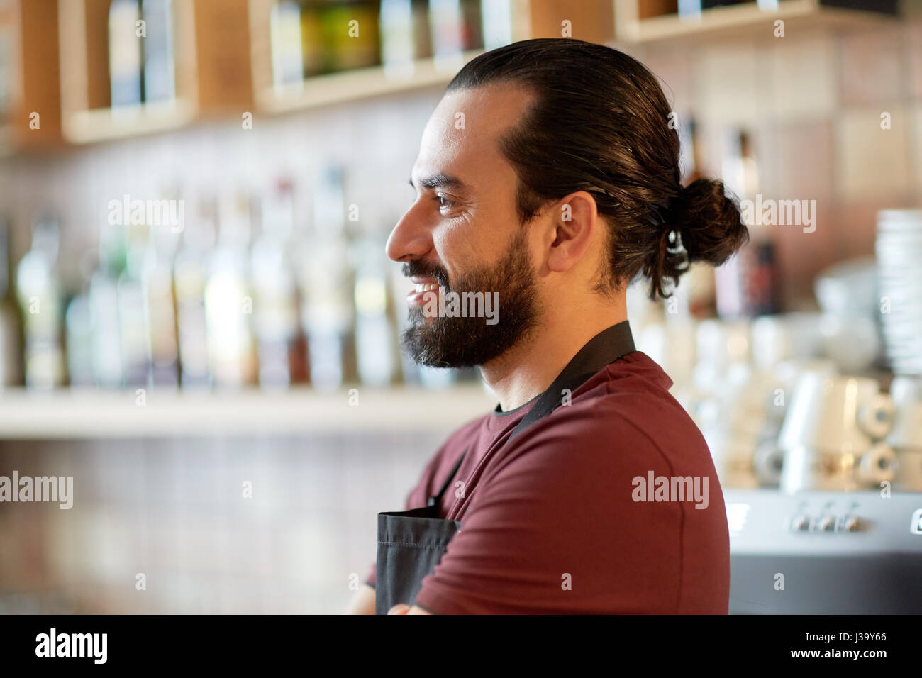 Homme heureux, barman,serveur au bar Banque D'Images