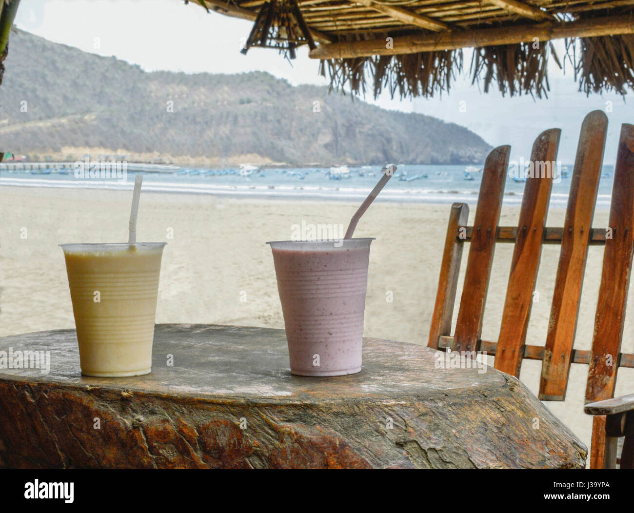 Batidos frais jus de fruits froid assis sur une table en bois à la plage d''une terrasse. Banque D'Images