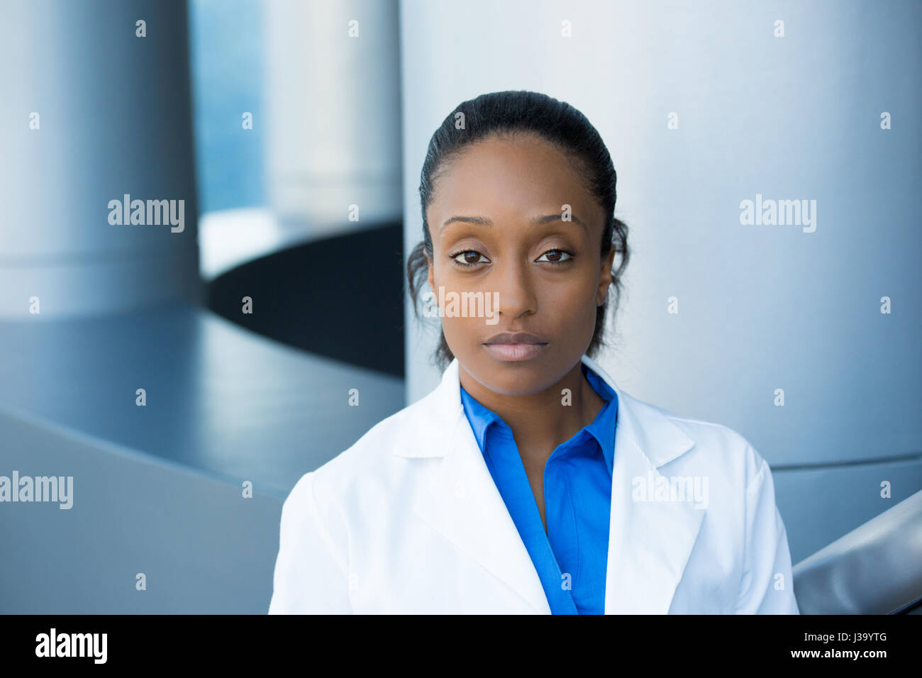 Closeup portrait of friendly, confiant sérieux professionnel de santé féminine avec labcoat. Hôpital clinique isolé arrière-plan. Banque D'Images