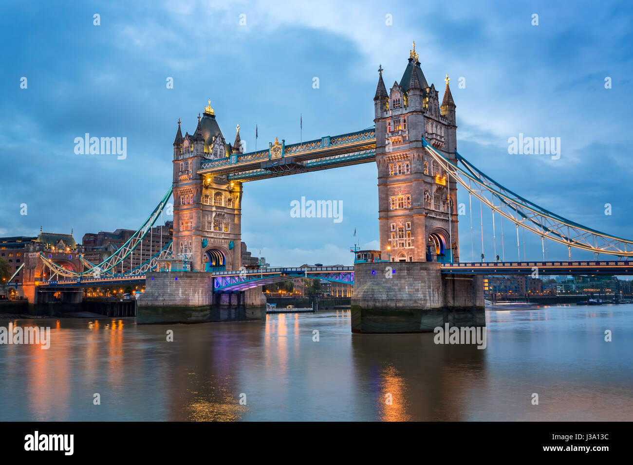 Le Tower Bridge et la tamise le matin, Londres, Royaume-Uni Banque D'Images