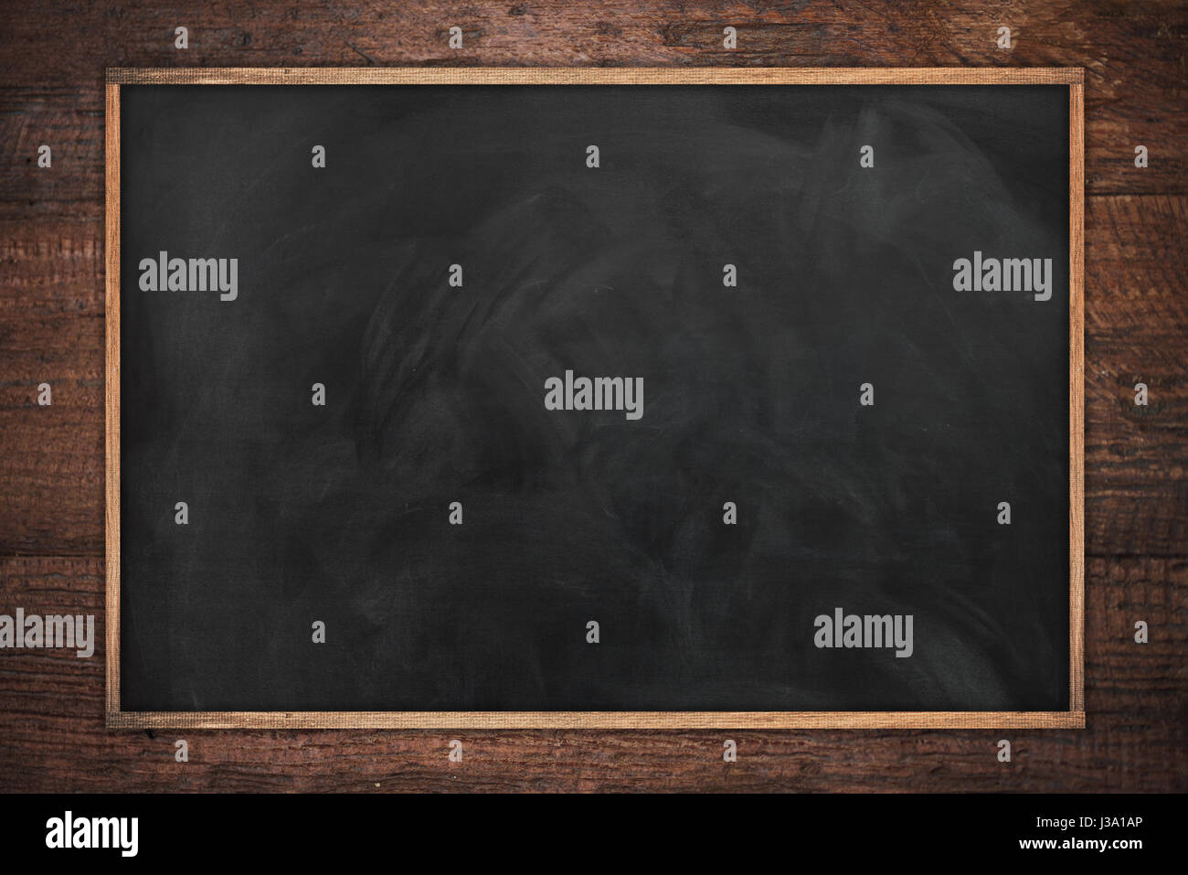 Chalk board vide avec texture old vintage cadre bois tableau noir,concept. Banque D'Images