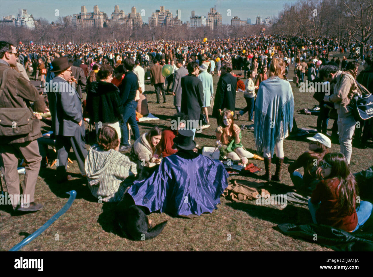 Les hippies à un "être-in', les moutons pré, Central Park, New York, Mars 26th, 1967 Banque D'Images Les hippies à un "être-in', les moutons pré, Central Park, New York, Mars 26th, 1967 Banque D'Images