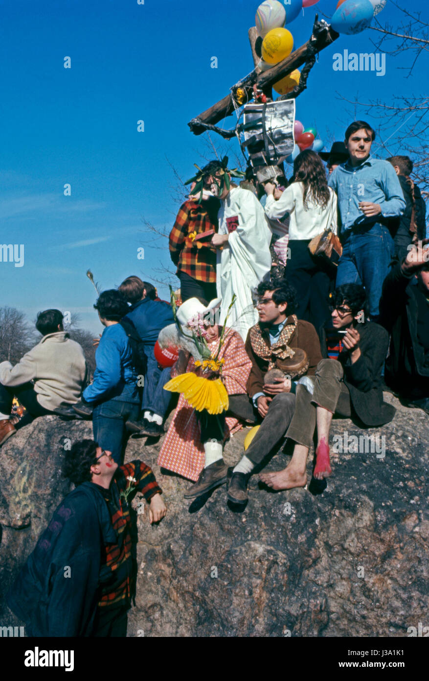 Les hippies à un "être-in', les moutons pré, Central Park, New York, Mars 26th, 1967 Banque D'Images Les hippies à un "être-in', les moutons pré, Central Park, New York, Mars 26th, 1967 Banque D'Images