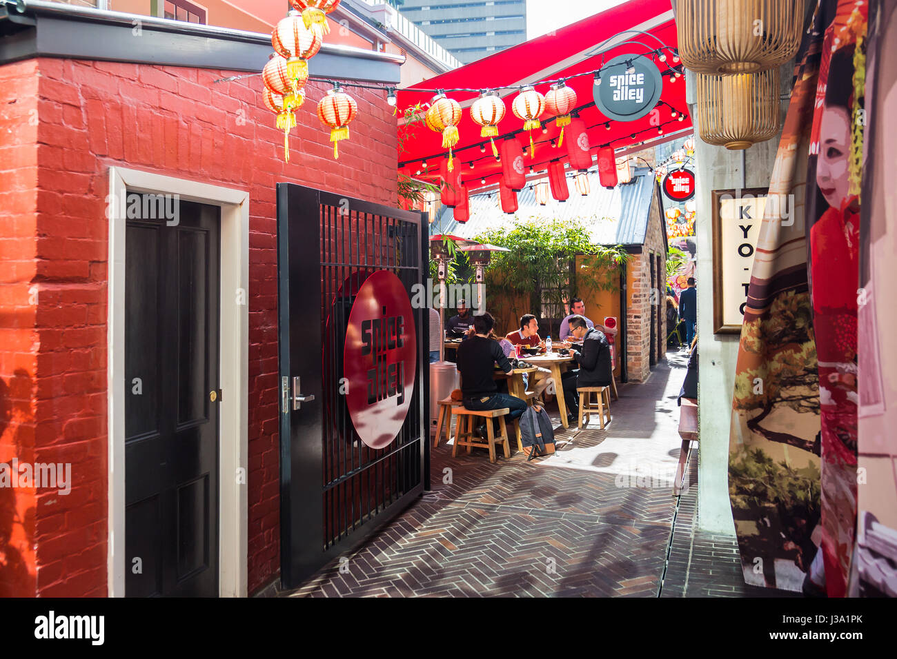 Spice Alley sur Kensington Street, Chippendale, Sydney. L'alimentation de rue asiatique à son meilleur dans le centre de Sydney. Banque D'Images