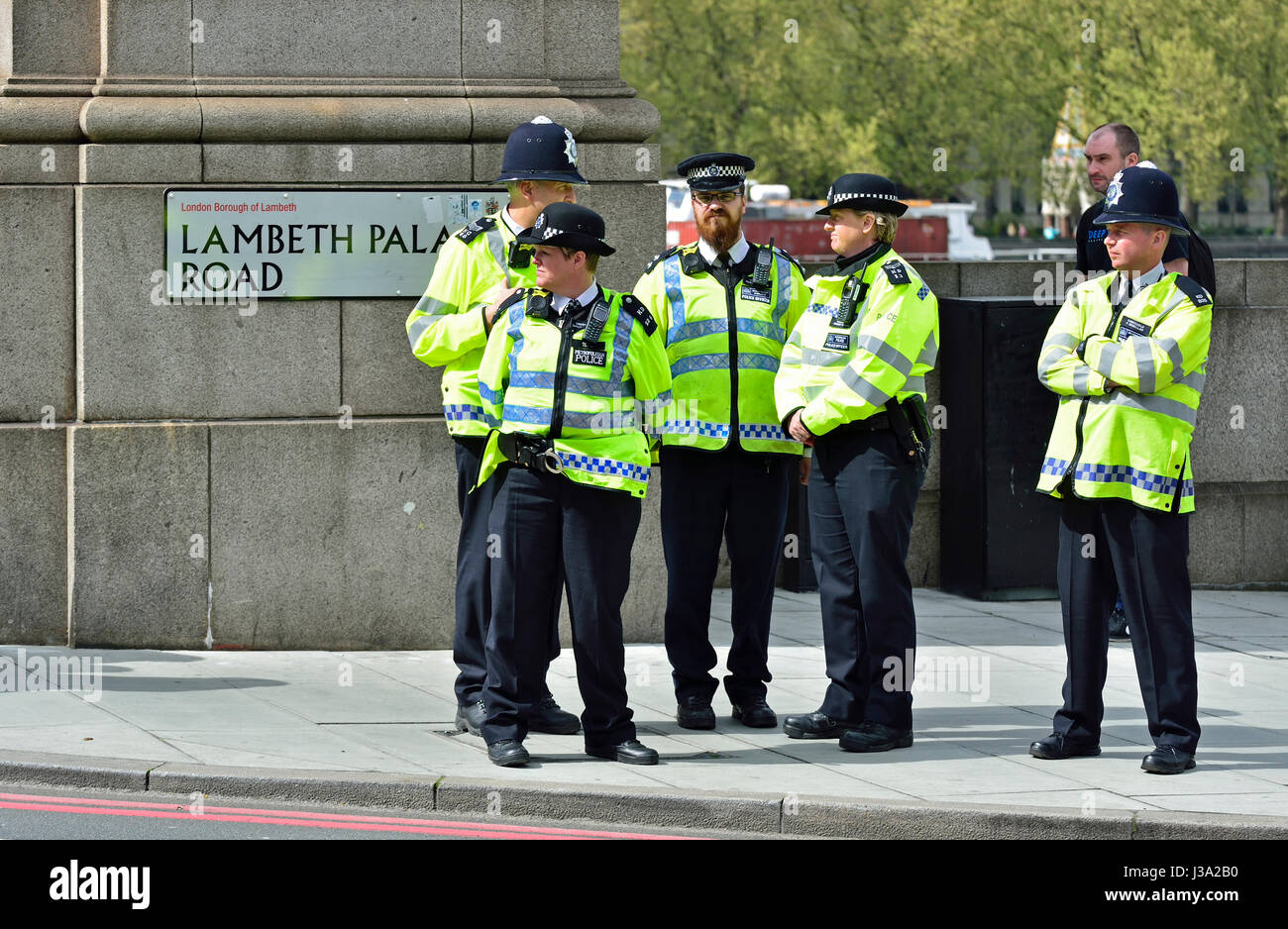 Londres, Angleterre, Royaume-Uni. Les agents de police sur le pont de Lambeth Banque D'Images