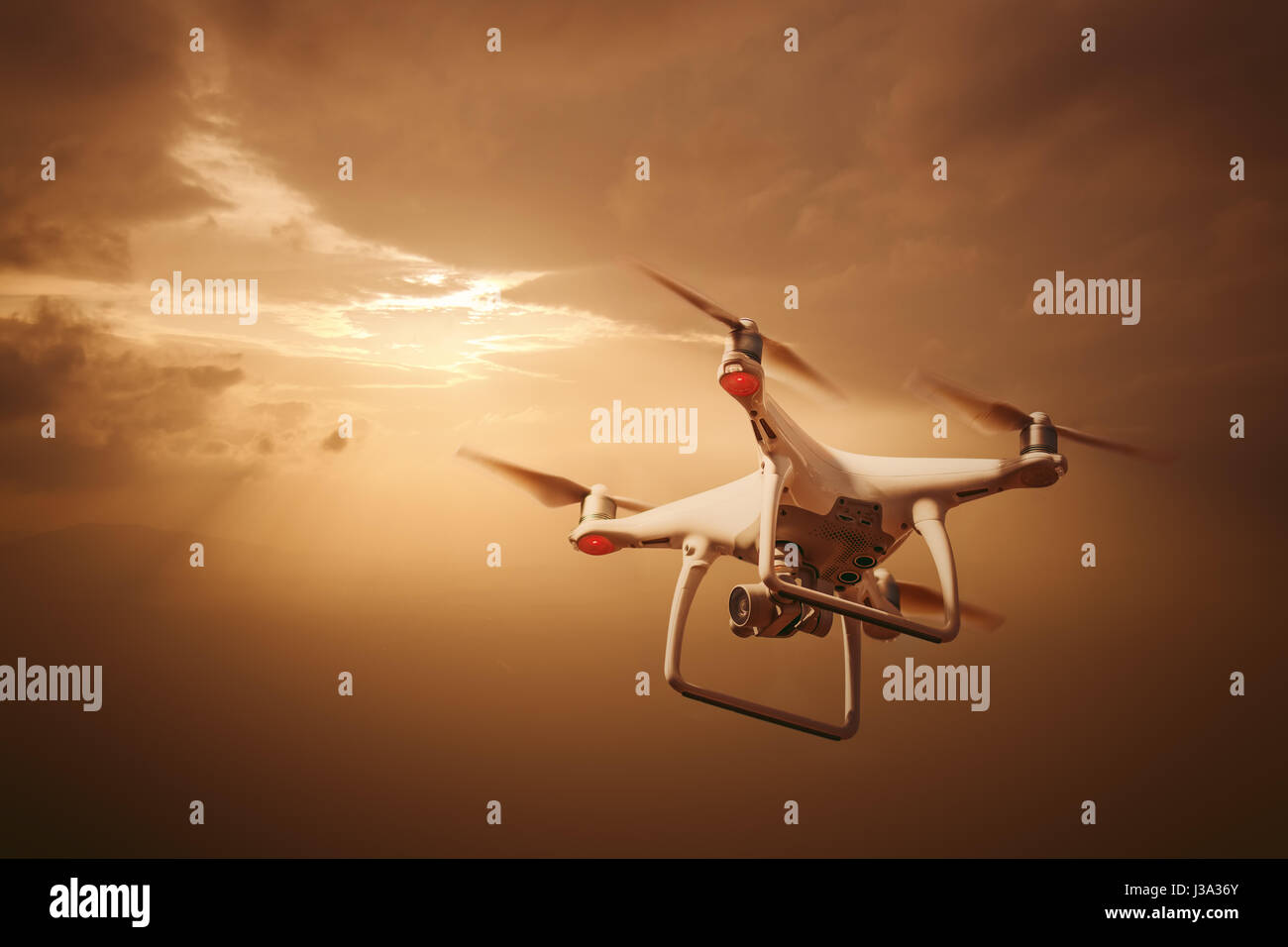 Pilotage de drones au coucher du soleil Banque D'Images