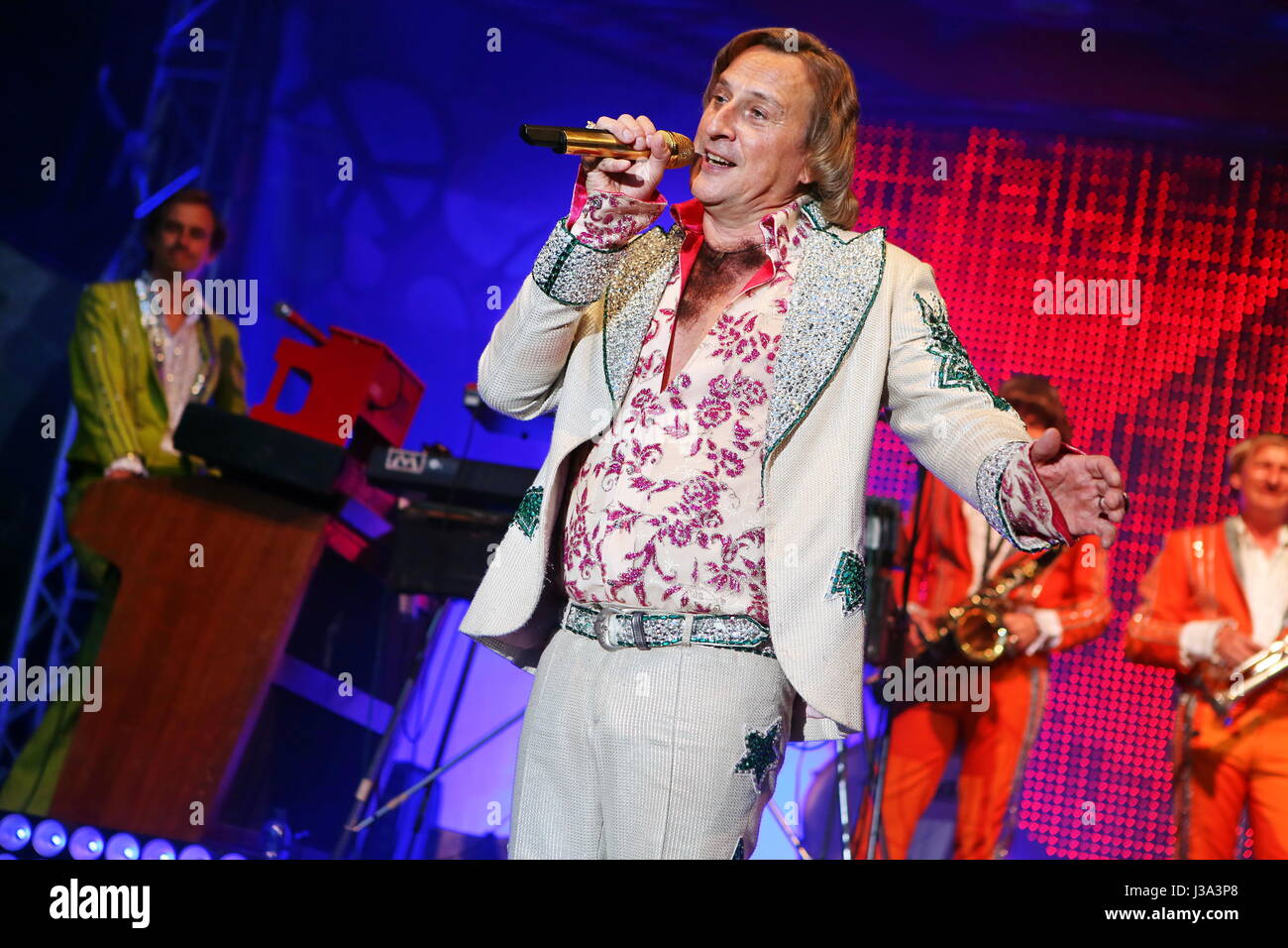 Giessen, ALLEMAGNE, 1er septembre, 2016. Dieter Thomas Kuhn et band, chanteuse de musique allemand schlager, représentant de l'Années 1990 schlager revival, avec show 'im Auftrag der Liebe" en 2016, Gießener Kultursommer Schiffenberg/Gießen/Allemagne. Fotocredit : Christian Lademann Banque D'Images