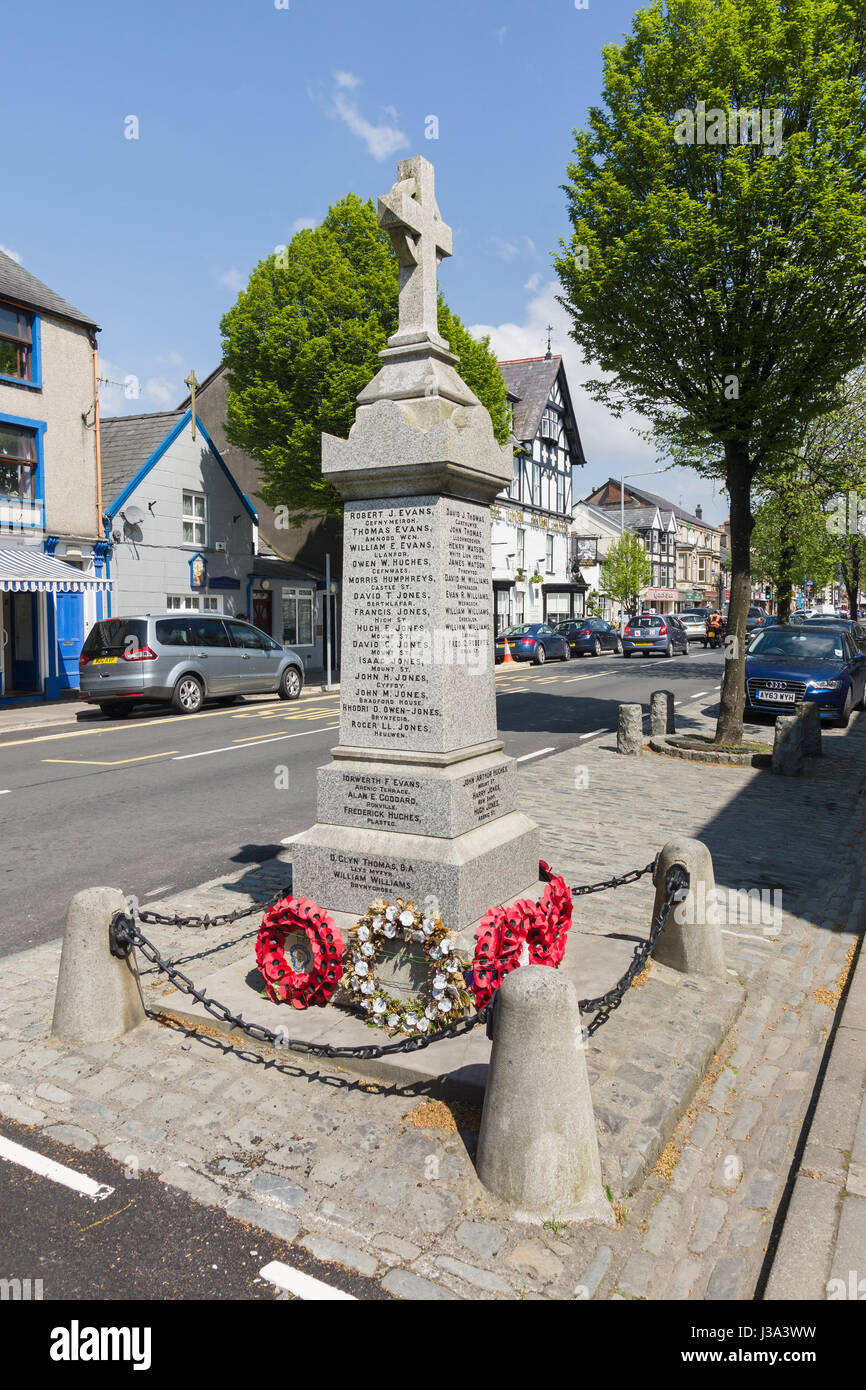 La rue principale monument commémoratif de guerre à la ville de Gallois rural Bala commémorant les hommes qui ont donné leur vie dans les deux guerres mondiales Banque D'Images