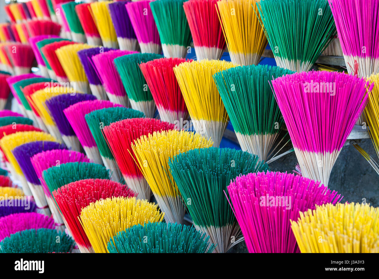 Bâtonnets de couleur prêt pour la production d'encens, usine locale près de Hue, Vietnam Banque D'Images