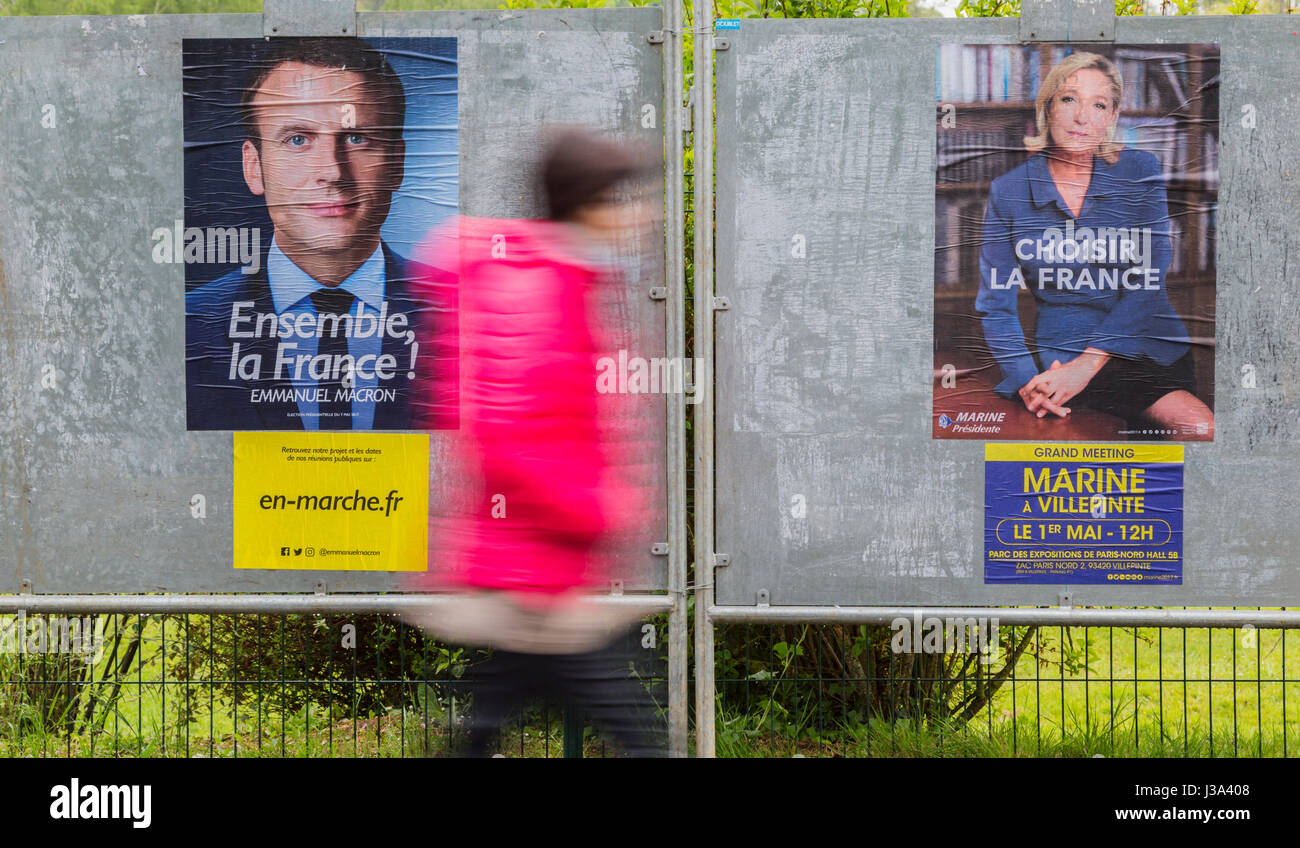 FRANCE,Mai 03,2017 : une femme trouble en passant devant les affiches électorales afficher les deux autres candidats à l'élection présidentielle française Emmanuel Macron et Mar Banque D'Images
