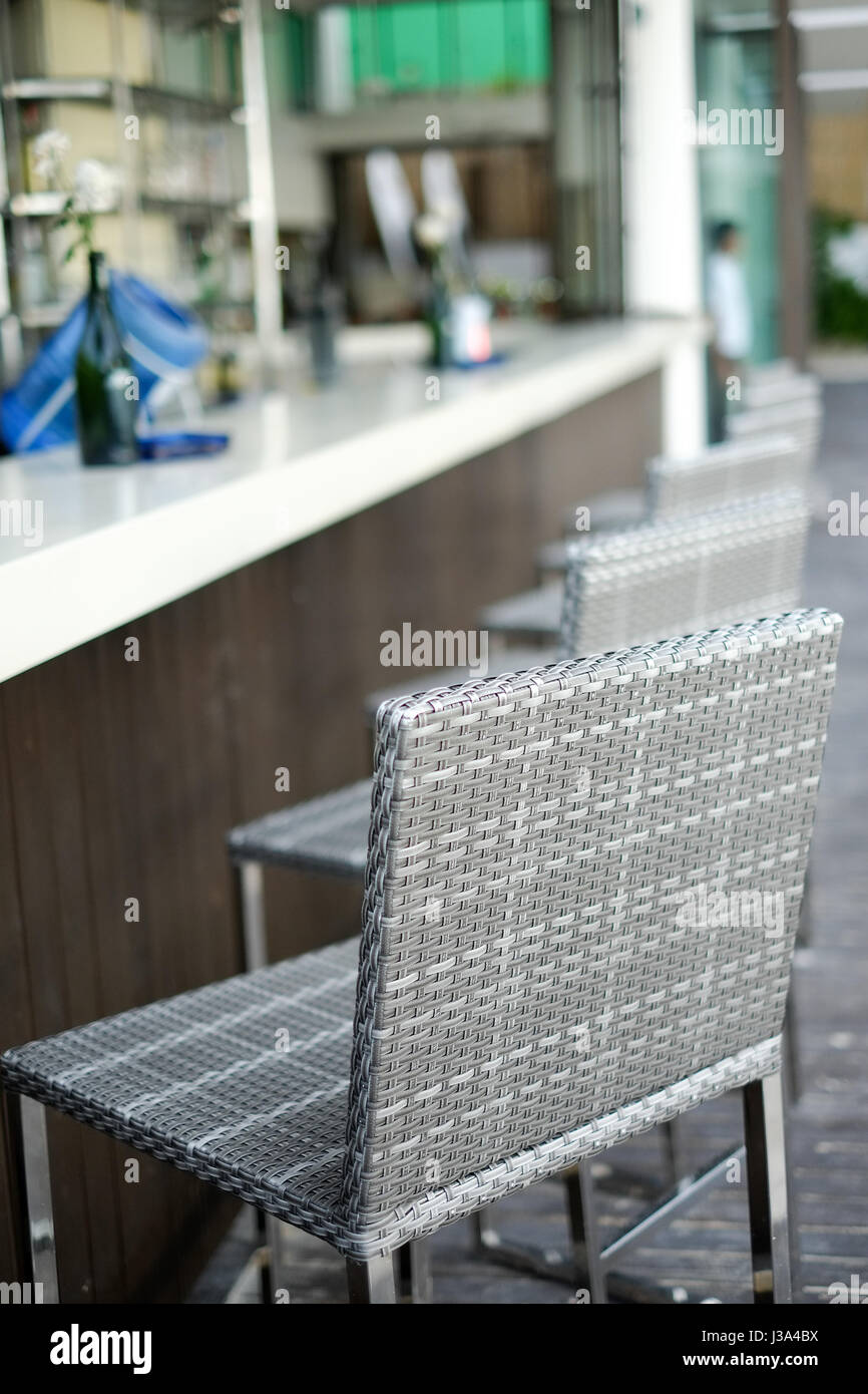 Beau design intérieur élégant, bar comptoir avec ratan chaises Banque D'Images