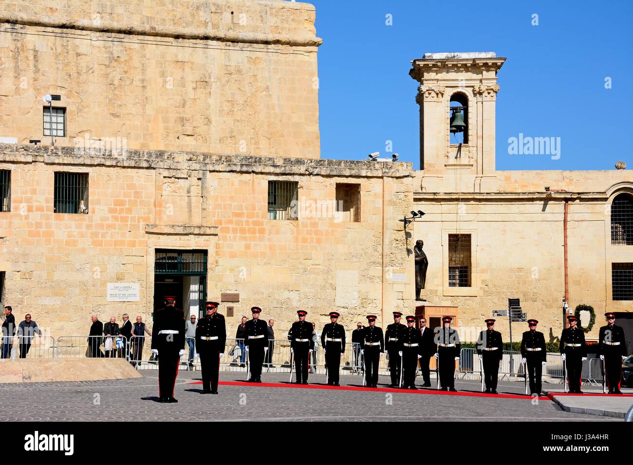 Défilé militaire, en attendant l'arrivée de personnalités politiques pour le congrès du Parti Populaire Européen PPE à l'extérieur de l'Auberge de Castille (bureau de t Banque D'Images
