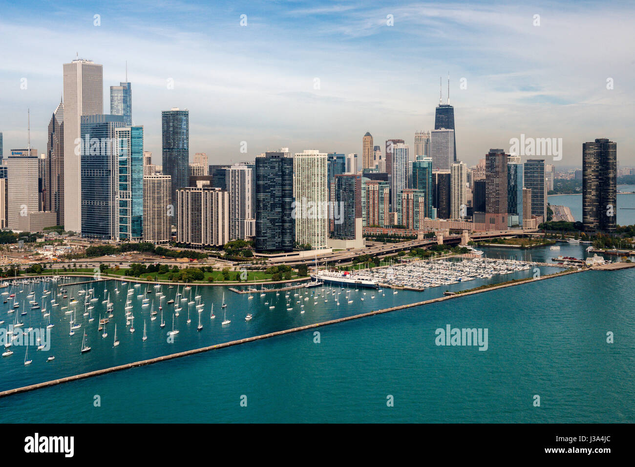Vue aérienne du centre-ville de gratte-ciel et marina Chicago USA Banque D'Images
