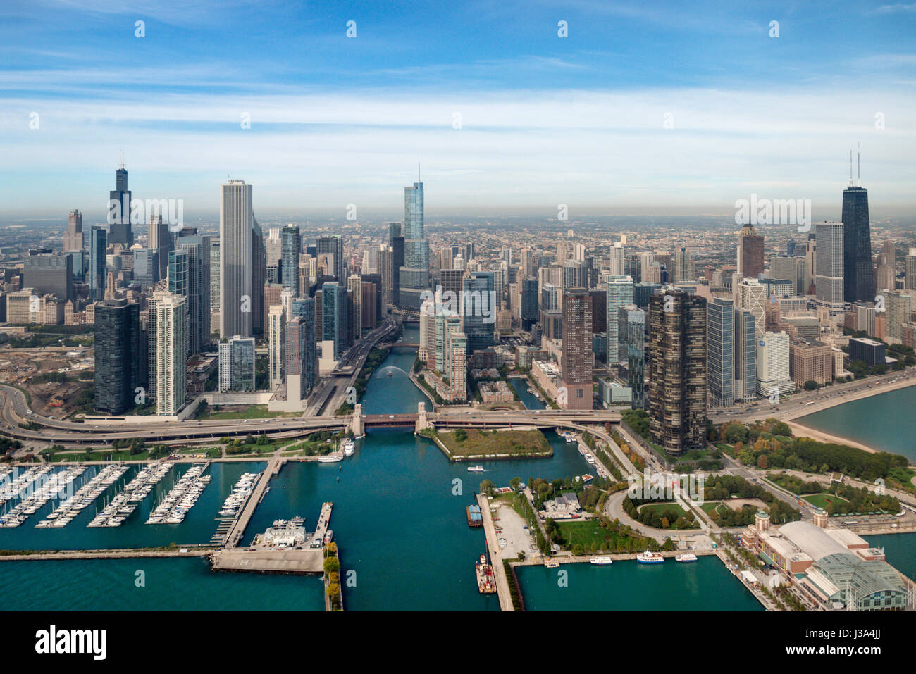 Vue aérienne du centre-ville de gratte-ciel et marina et le Navy Pier Chicago USA Banque D'Images