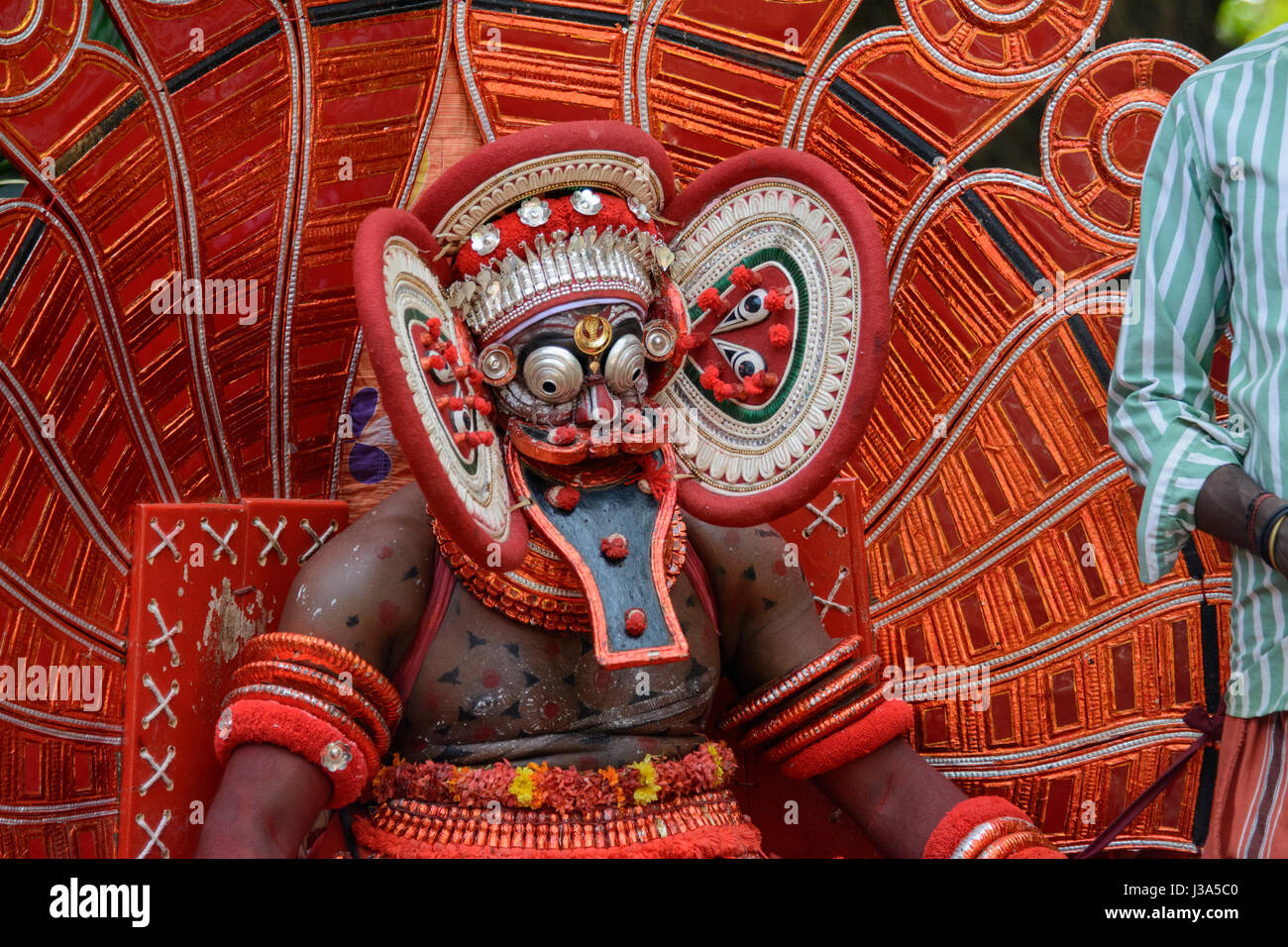 L'ancienne tradition des Teyyam, Theyyattam (Theyyam) - un festival de danse rituelle populaire en Amérique du Malabar, Kerala, Inde du Sud, l'Asie du Sud. Banque D'Images