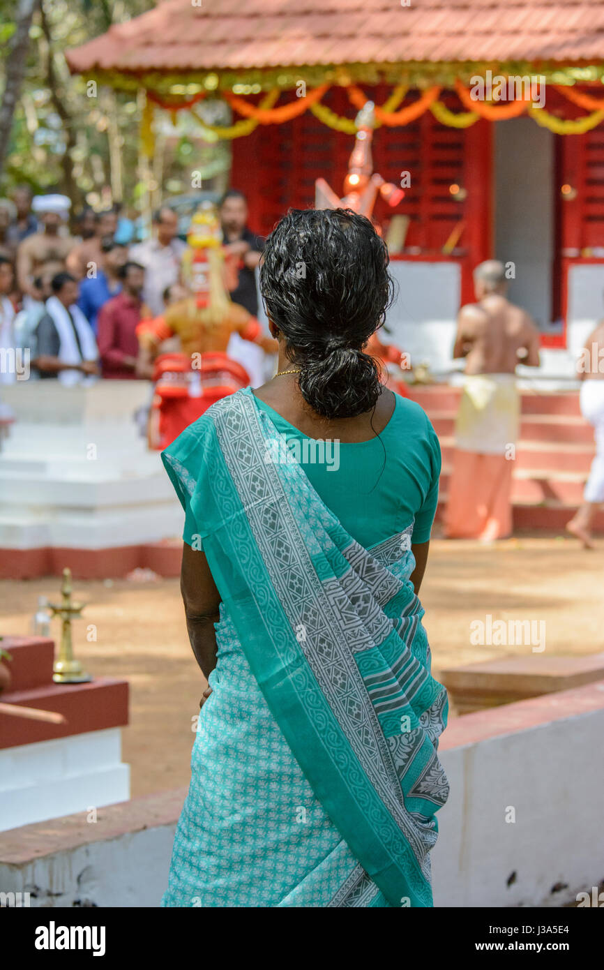 Les gens regardant un Theyyam traditionnel festival - Une cérémonie colorée danse rituelle populaire en Amérique du Malabar, Kerala, Inde du Sud, l'Asie du Sud. Banque D'Images