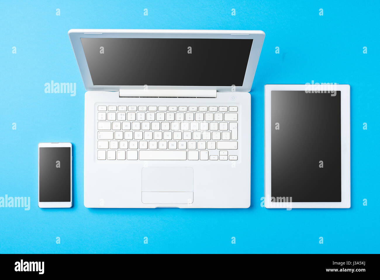 Les appareils numériques sur fond bleu Banque D'Images