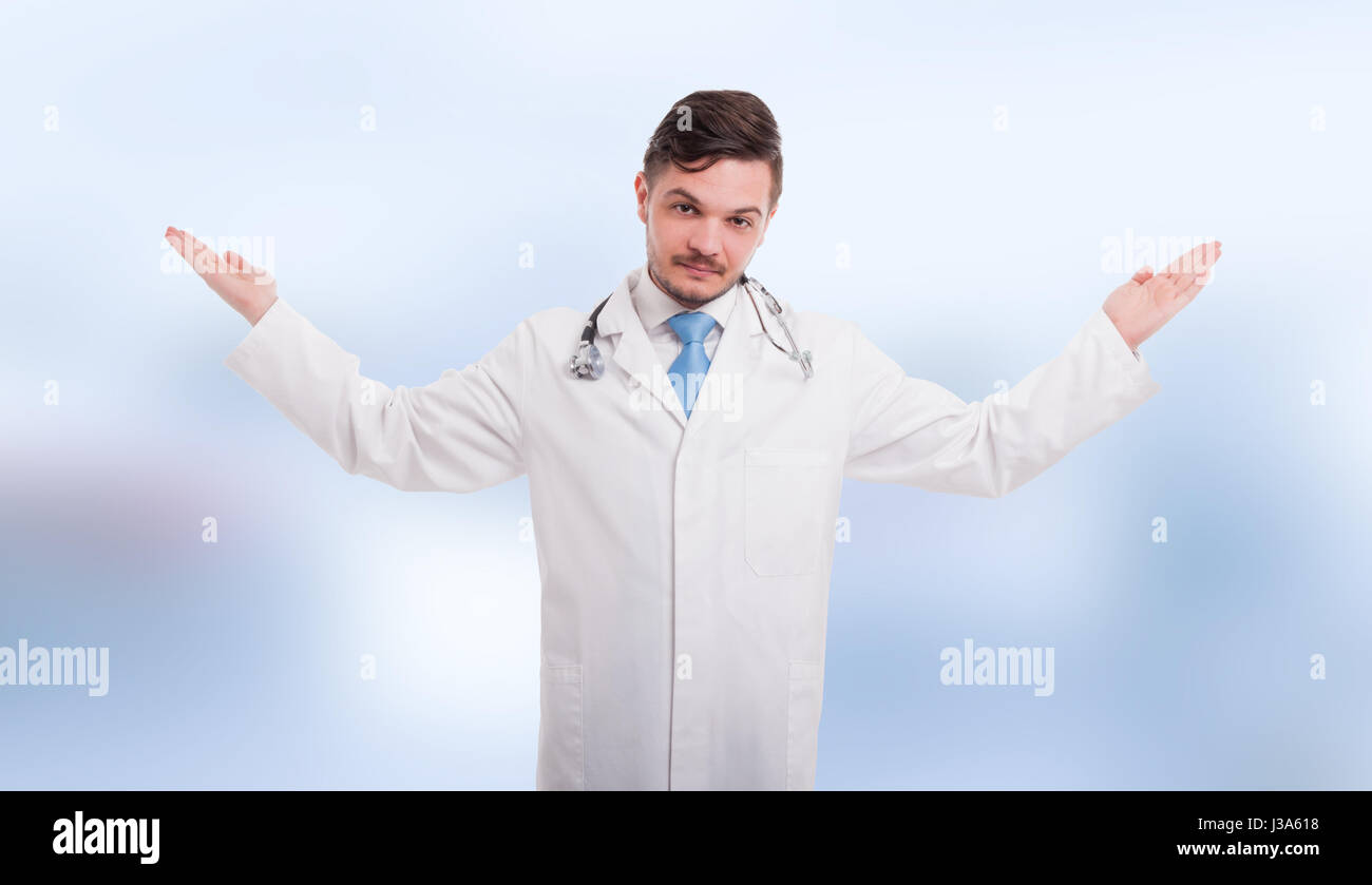 Bel medic avec les paumes vers le haut avec texte - zone de l'espace sur fond bleu Banque D'Images