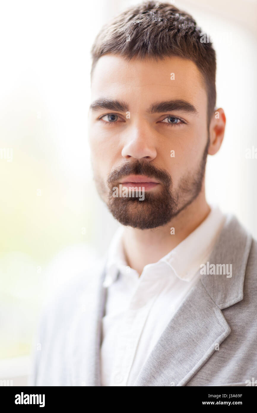 Portrait d'Homme barbu aux yeux bleus Banque D'Images