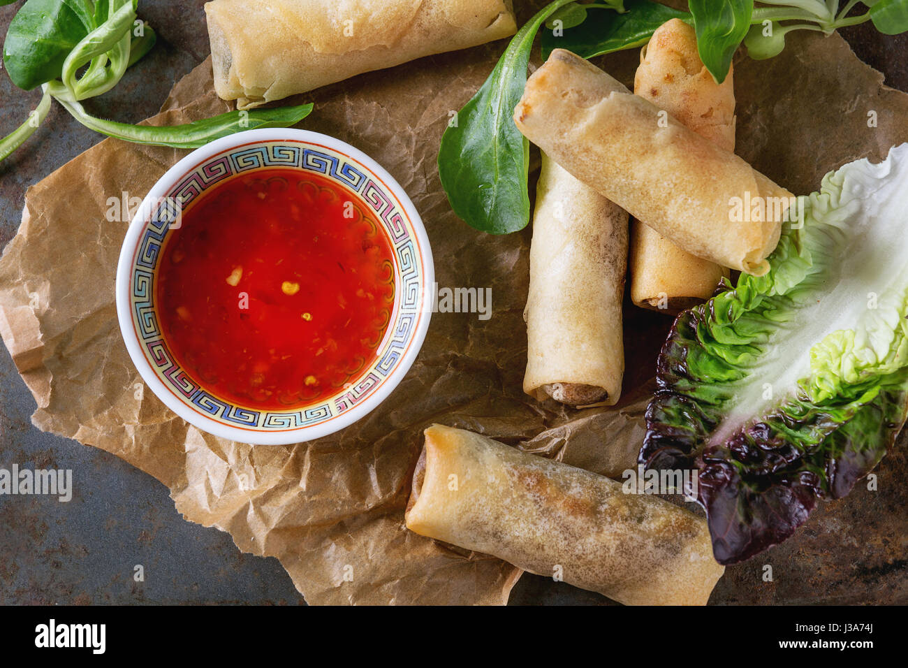 Rouleaux de printemps frits avec sauce Banque D'Images
