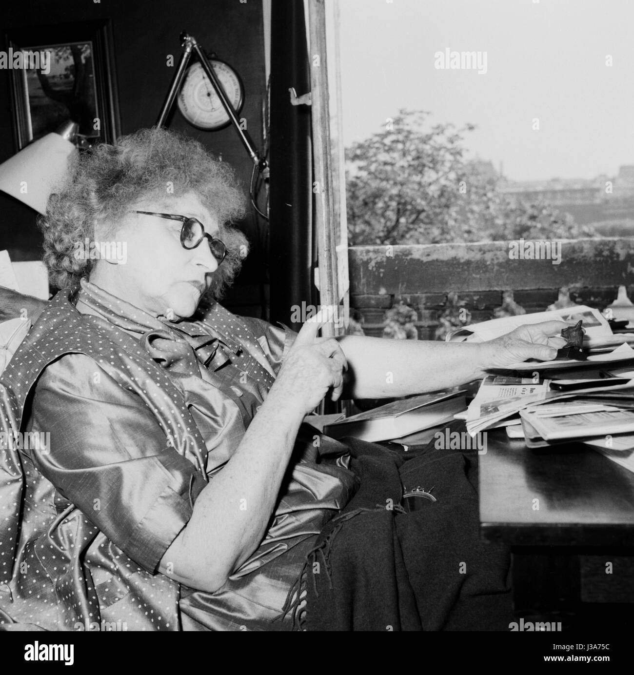 L'auteur français Colette posant dans son appartement parisien situé près du Palais Royal. 1953 Banque D'Images