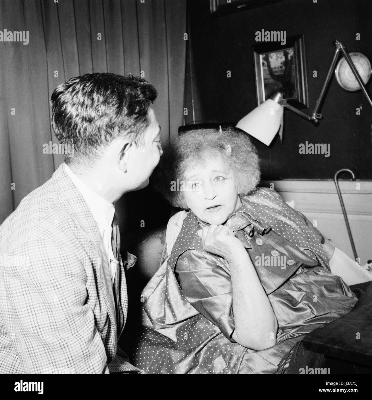 L'auteur français Colette posant dans son appartement parisien situé près du Palais Royal. 1953 Banque D'Images