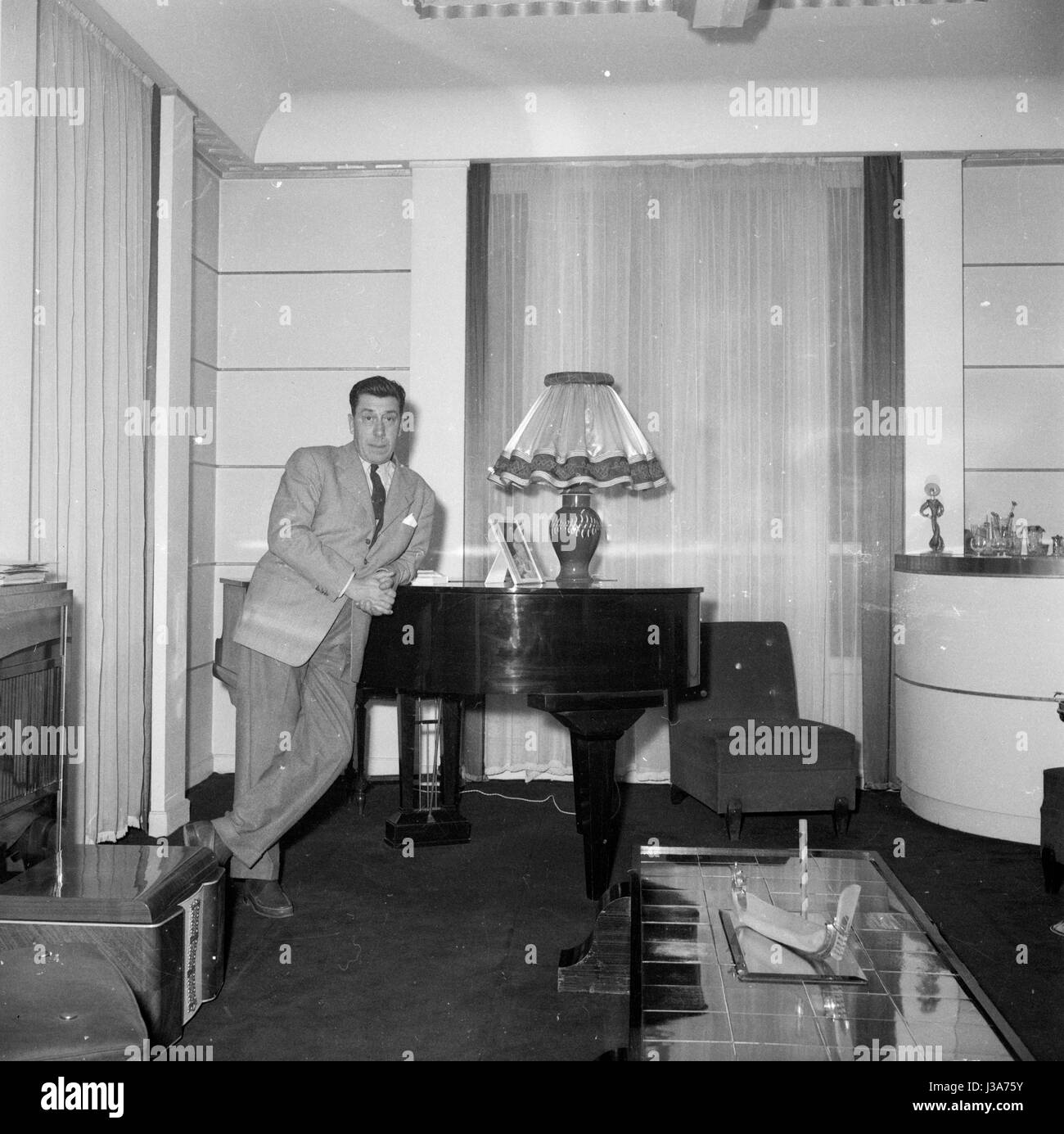 Le comédien français Fernandel à la maison dans son appartement situé à 44 avenue Foch à Paris