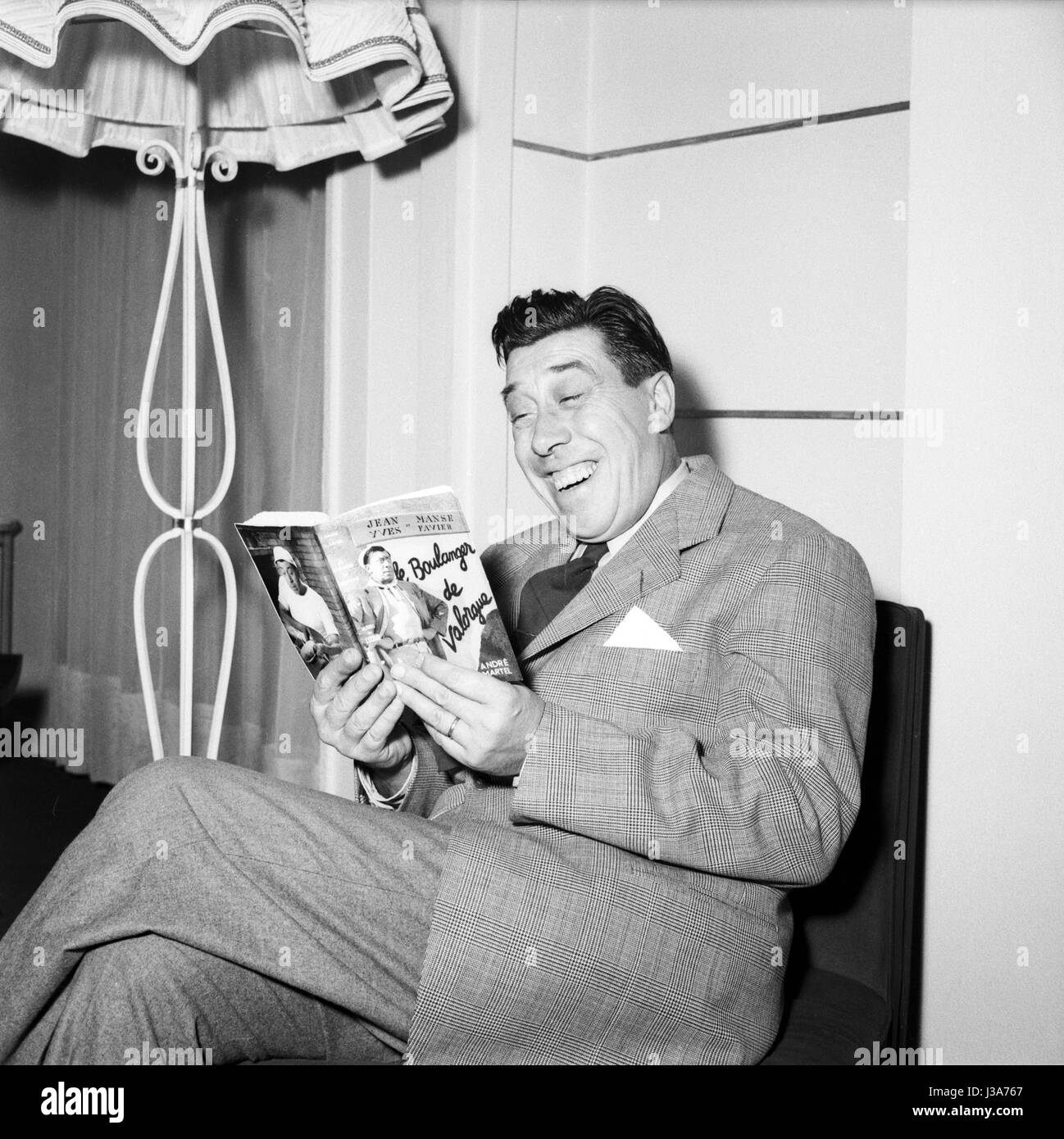 Le comédien français Fernandel à la maison dans son appartement situé à 44 avenue Foch à Paris. c.1955 Banque D'Images