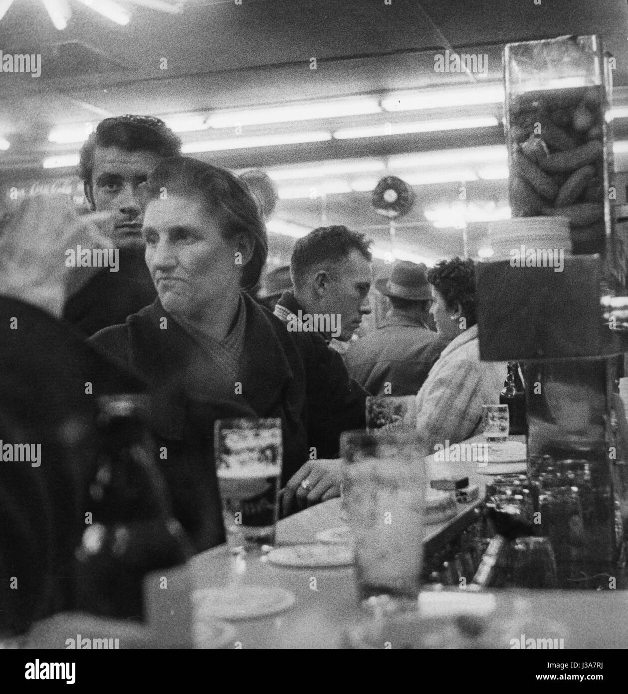 Les clients d'un bar à St Pauli, 1956 Banque D'Images