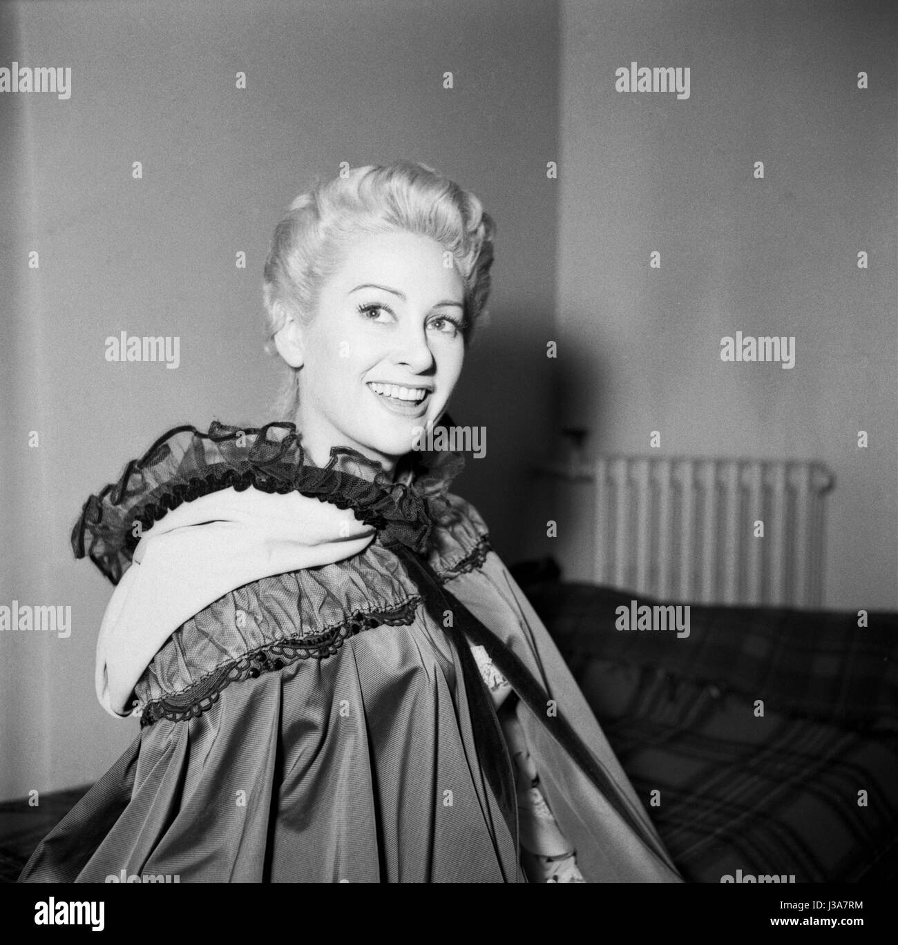 Martine Carol sur le tournage du film 'Madame du Barry', réalisé par son mari Jean. 1954 Banque D'Images