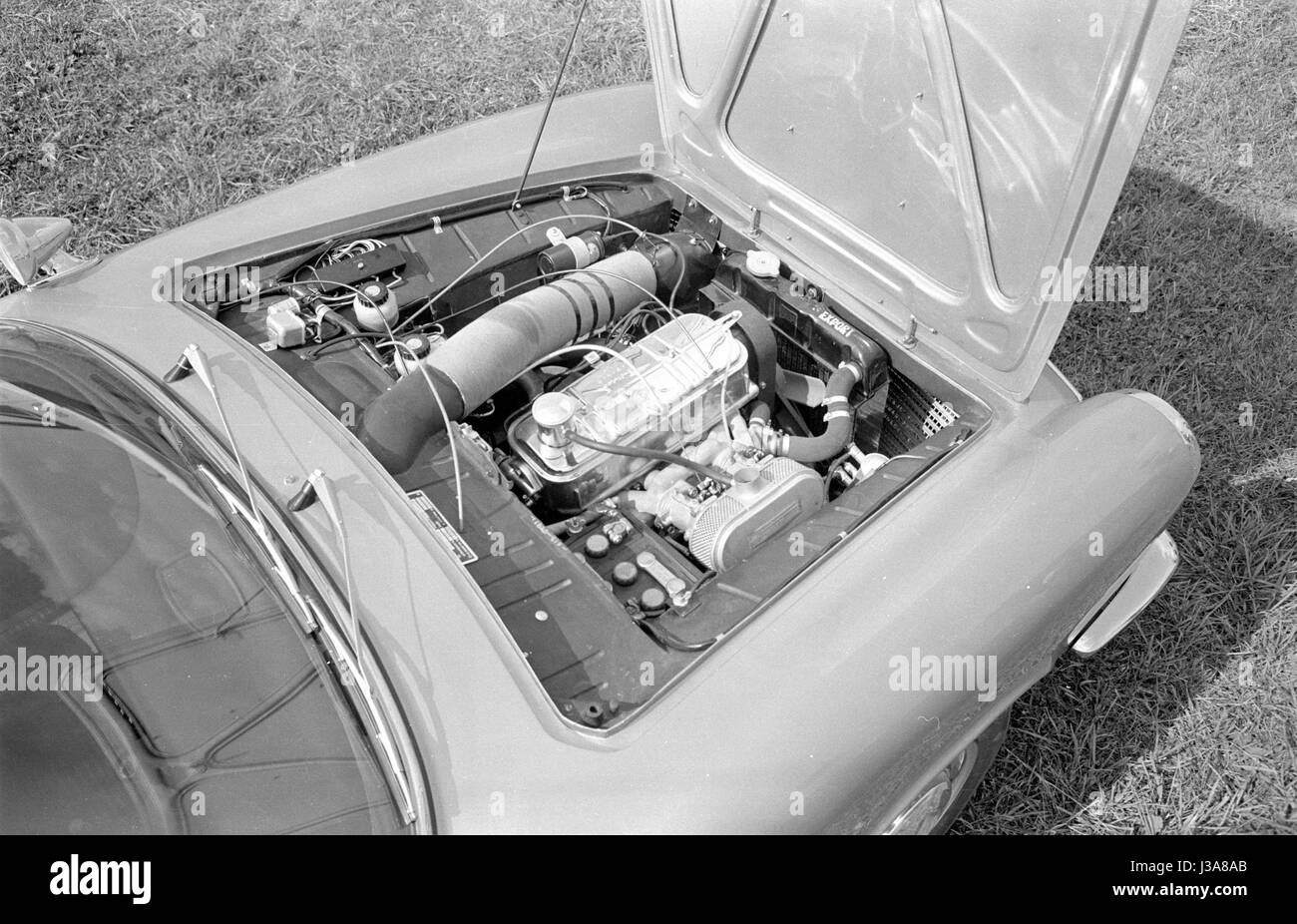 Moteur de voiture sous le capot Banque d'images noir et blanc - Alamy