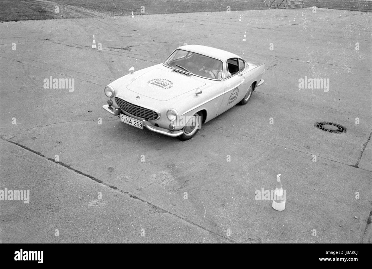 Test drive dans une Volvo P1800 S sur une piste d'essai, 1963 Banque D'Images