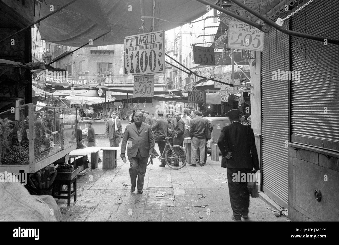 Alley avec étals de marché à Palerme, 1963 Banque D'Images