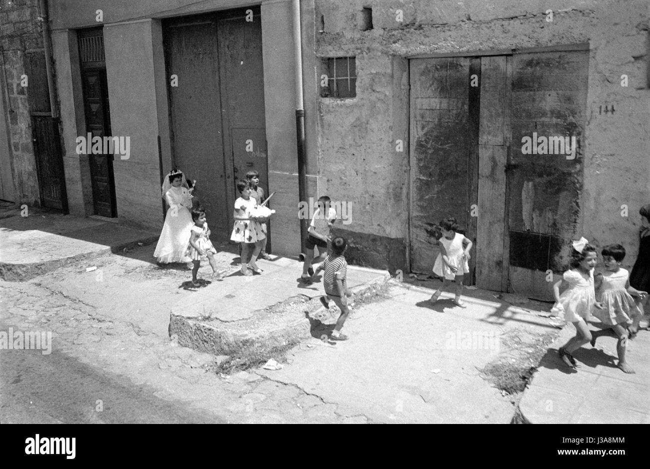 Des enfants se rendant à une cérémonie de communion à Palerme, 1963 Banque D'Images