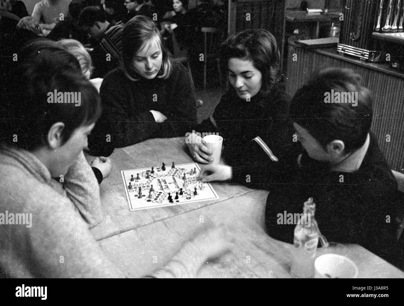 Les skieurs jouent un jeu de société dans le salon de l'Weissseehaus, 1962 Banque D'Images