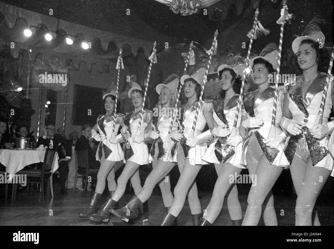 Marcher dans du Fasching, le prince et la princesse de la Munich Narrhalla, 1952 Banque D'Images