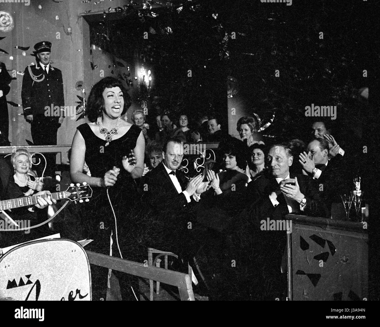 Joséphine Baker et Max Greger avec orchestre dans le Bayerischer Hof à Munich, 1963 Banque D'Images