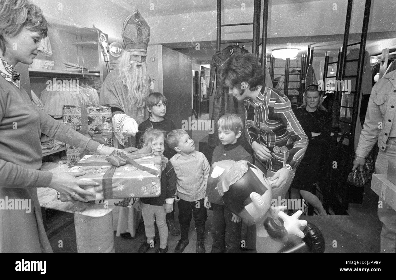 Visite du Père Noël au magasin de vêtements pour enfants de Uschi Glas, 1970 Banque D'Images