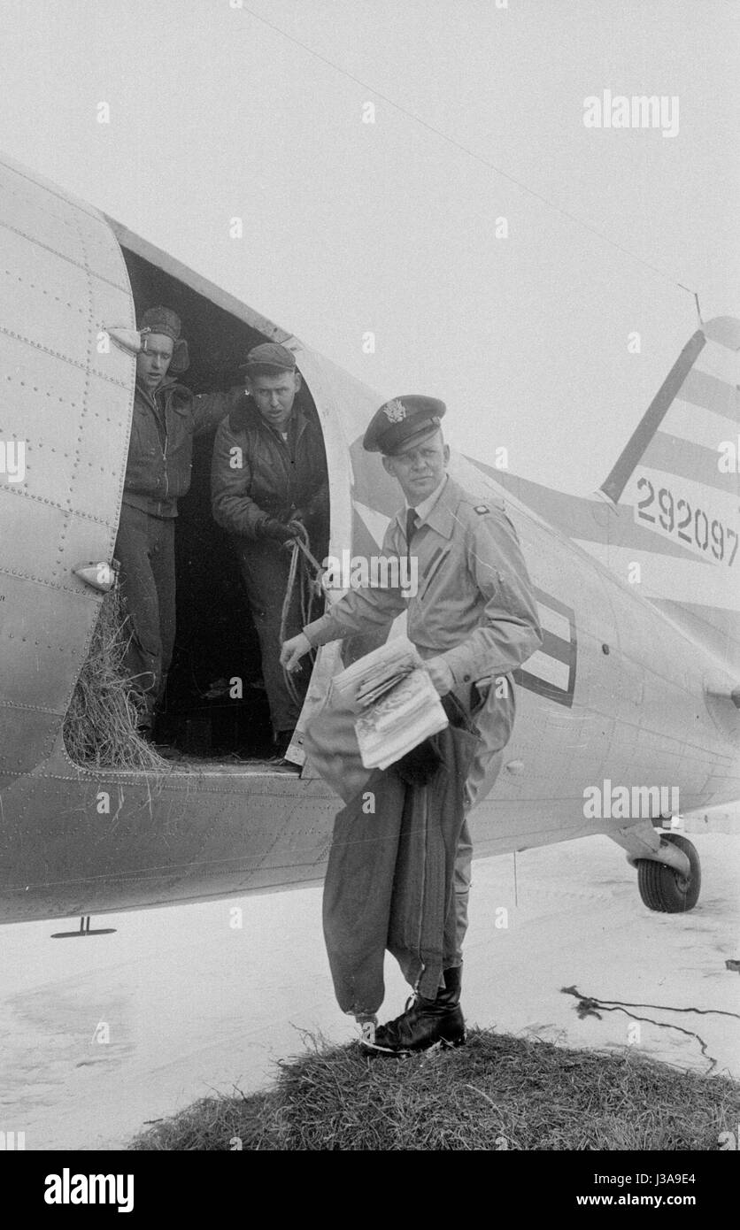 '''Hay airlift'' pour des animaux sauvages en voie de disparition dans les montagnes de Bavière, 1952' Banque D'Images