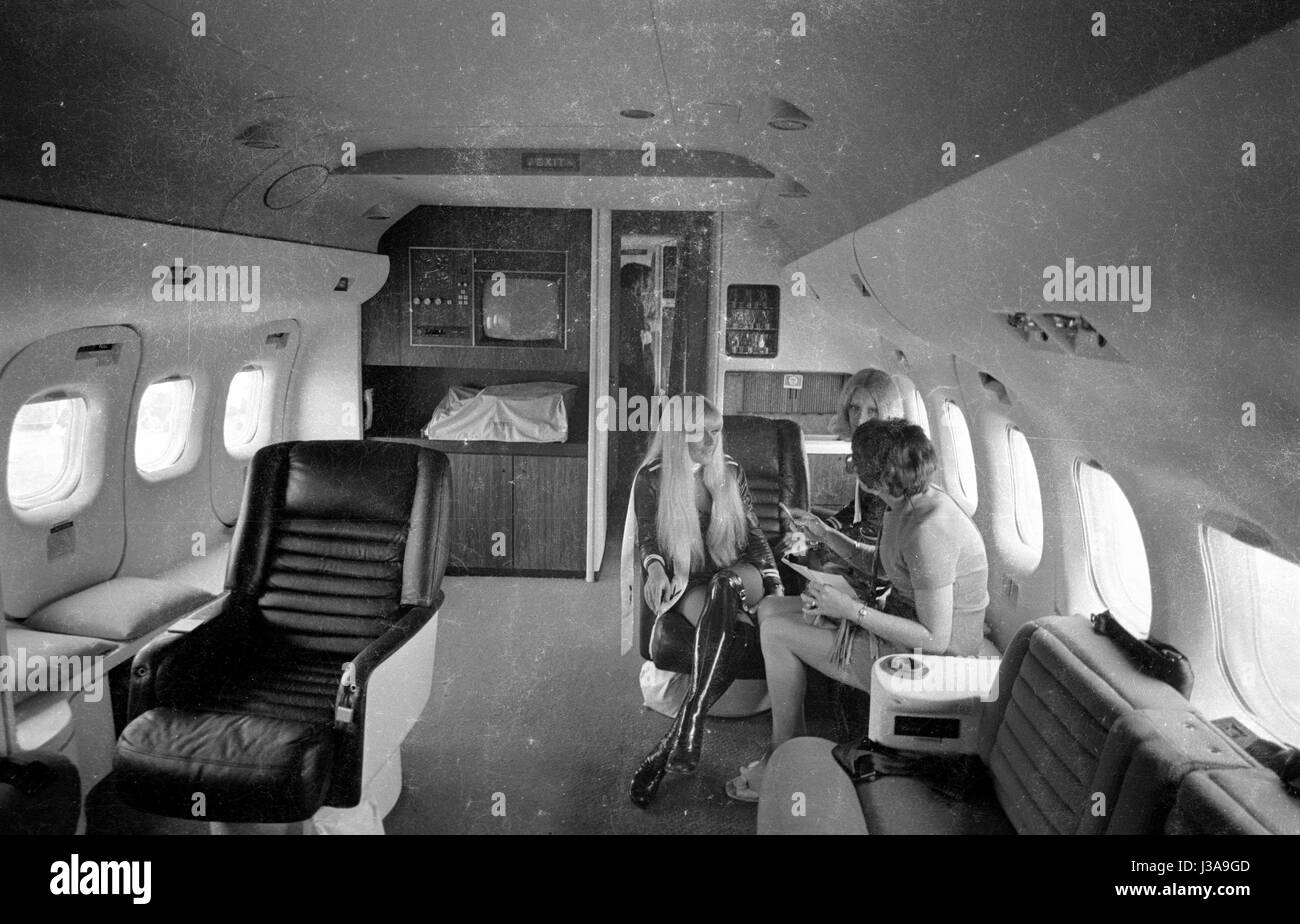 'Intérieur de Hugh Hefner's private jet ''Big Bunny'', 1970' Photo ...