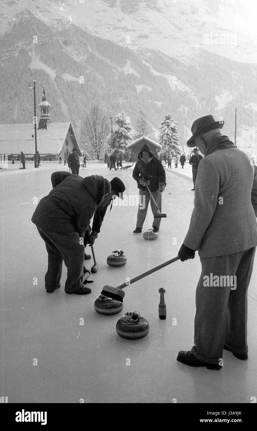 Le Curling à Grindelwald, 1954 Banque D'Images