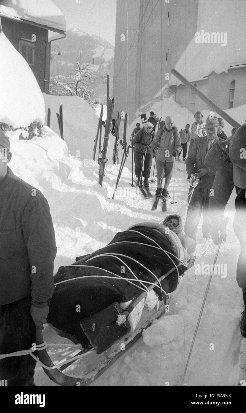 Victime d'avalanche sauvée sur un traîneau de sauvetage après une avalanche de Blons, 1954 Banque D'Images