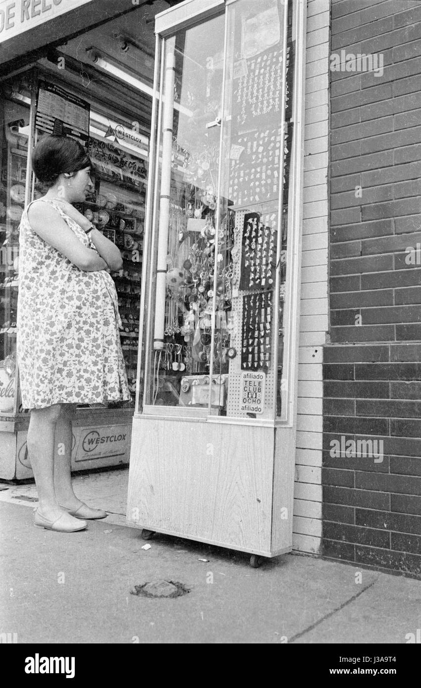 Femme devant une vitrine dans la ville de Mexico, 1970 Banque D'Images